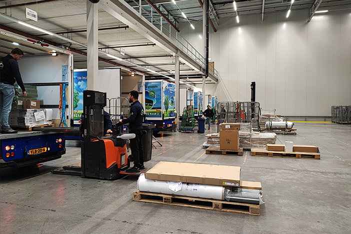 magazijn-met-logistiek-medewerkers